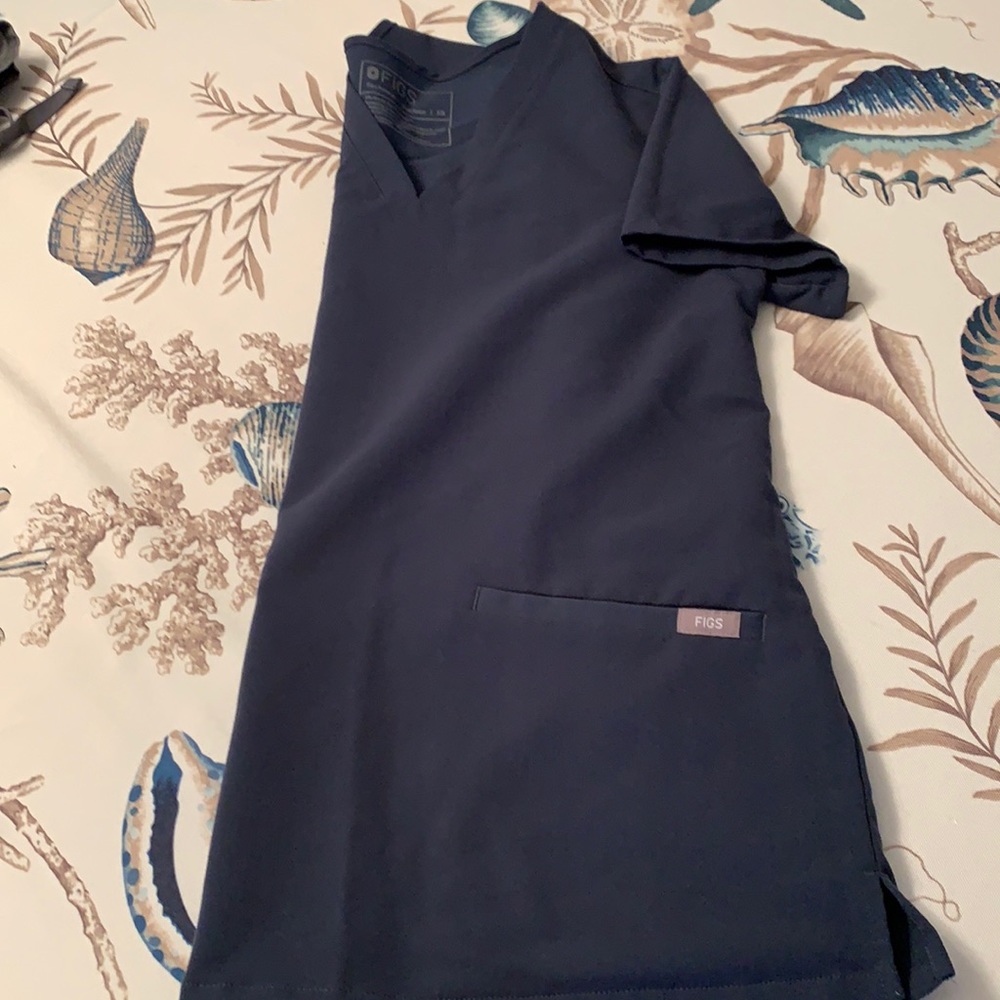 Fig 2 pocket scrub top!